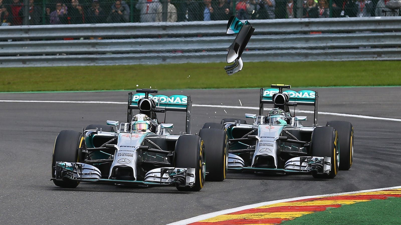 
                <strong>2014-16: Der Krieg der Sterne</strong><br>
                Die Mercedes-Teamkollegen Lewis Hamilton und Nico Rosberg waren zwar mal Jugendfreunde, doch davon ist in der gemeinsamen Zeit bei den Silberpfeilen nichts mehr zu sehen. Im Gegenteil: Es entwickelt sich ein hartes Duell mit Psychotricks und allerlei Anfeindungen. Drei Jahre lang kämpfen beide um den WM-Titel, drei Mal kracht es: 2014 in Belgien, 2016 in Spanien und Österreich. Mercedes-Sportchef Toto Wolff ist "not amused". Hamilton und Rosberg müssen regelmäßig zum Rapport antreten. 2014 und 2015 geht der Titel an Hamilton, 2016 holt sich Rosberg die Krone.
              