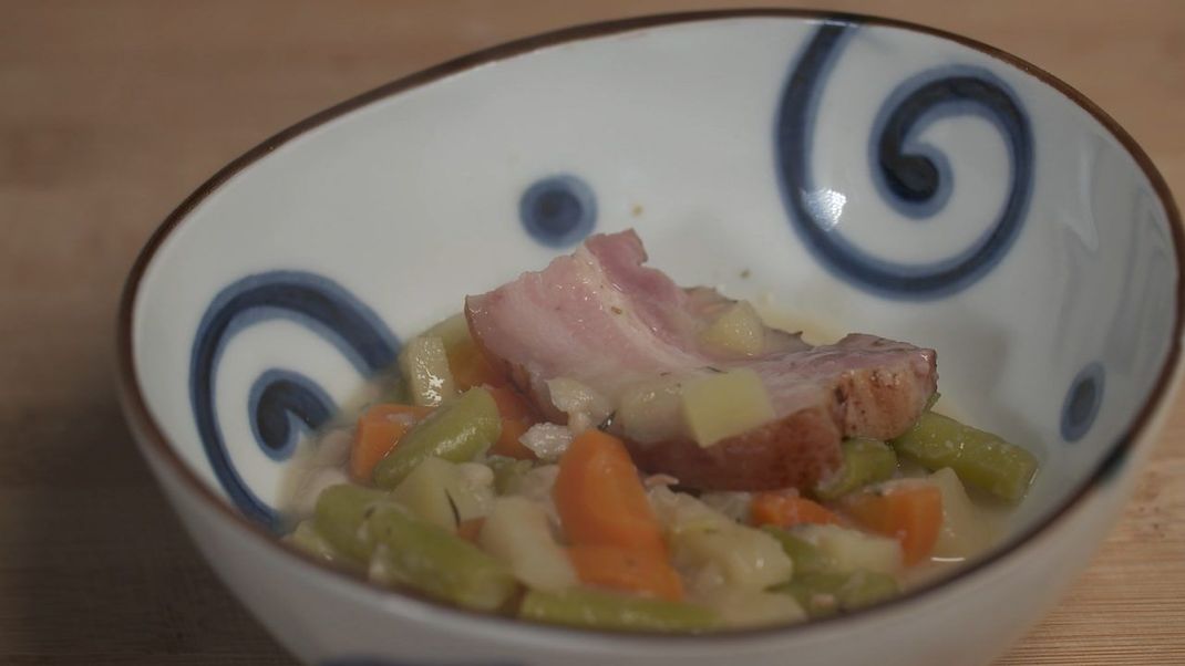 Das Blindhuhn, meist bekannt unter "Westfälisches Blindhuhn", wird auch Lippisches Blindhuhn oder Gänsefutter genannt. Der Name täuscht allerdings: Im Gericht ist gar kein Huhn enthalten. Der Name beruht nämlich auf dem Sprichwort "Auch ein blindes Huhn findet mal ein Korn". Damit ist gemeint, dass jeder in dem Eintopf eine Zutat findet, die ihm schmeckt.  