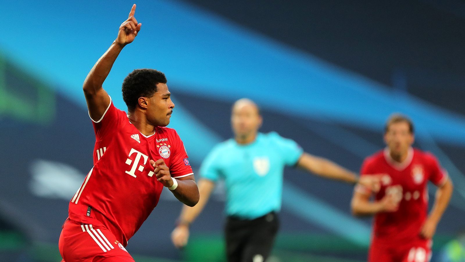 
                <strong>Serge Gnabry</strong><br>
                Der Mann der ersten Halbzeit. Mit seinem Power-Solo durch die halbe Olympique-Abwehr und dem beherzten Schuss in den Giebel bringt er die Bayern nach der Wackel-Anfangsphase auf Kurs. Danach weiter sehr spielfreudig, Belohnt sich mit dem Abstauber zum 2:0. In der zweiten Hälfte nicht mehr ganz so zwingend. Geht in der 75. Minute runter. ran.de-Note: 1
              