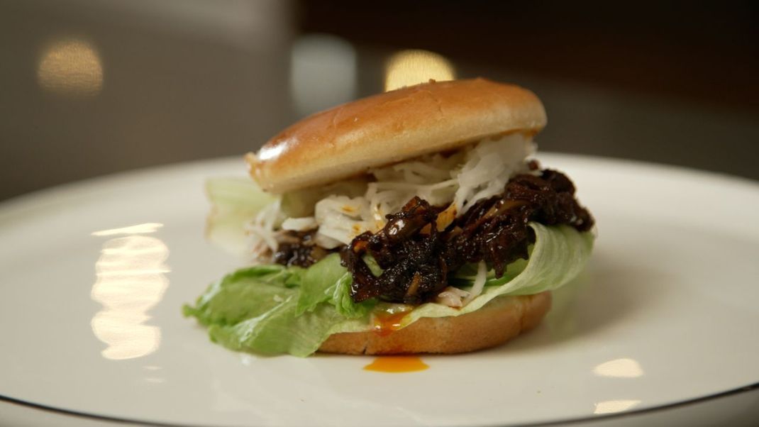 Eine köstliche Alternative zum klassischen Burger: Der vegane Pulled Pork Burger ist einfach super lecker! Wir haben hier für euch das Rezept zum ausprobieren.