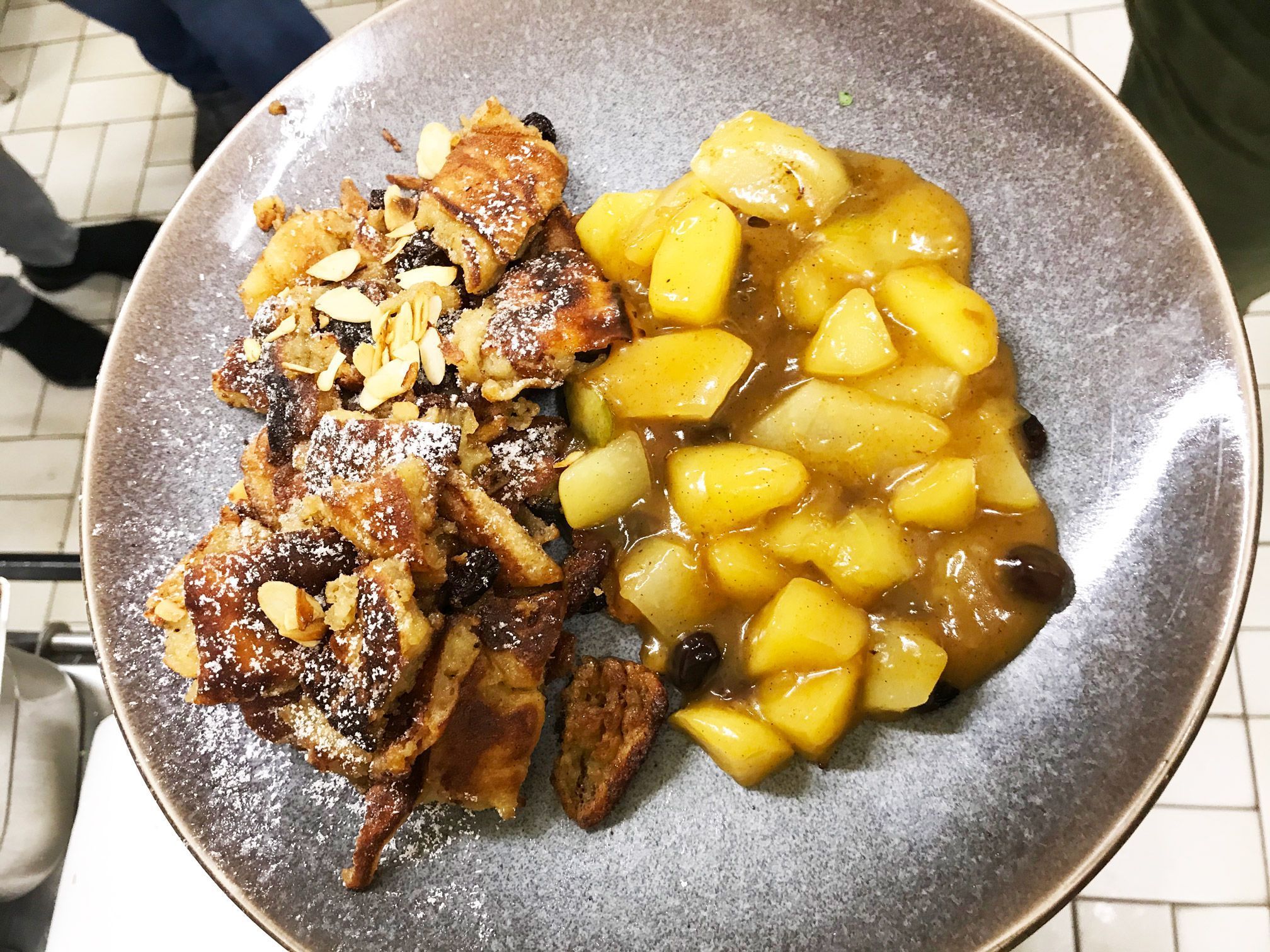 Karamellisierter Kaiserschmarrn mit Apfel-Birnen-Kompott
