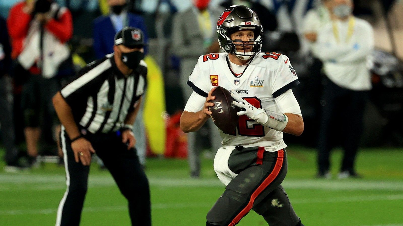 
                <strong>Brady mit starker Passquote</strong><br>
                Und die Rekordjagd geht weiter. Als erstem Quarterback der Historie gelang es ihm, 80 Prozent seiner Pässe an den Mann zu bringen und drei Touchdown-Pässe in einer Halbzeit im NFL-Endspiel zu werfen. Zudem ist er der erste Super-Bowl-Champion, dem innerhalb einer Saison (Playoffs eingeschlossen) 50 Passing Touchdowns glückten.
              