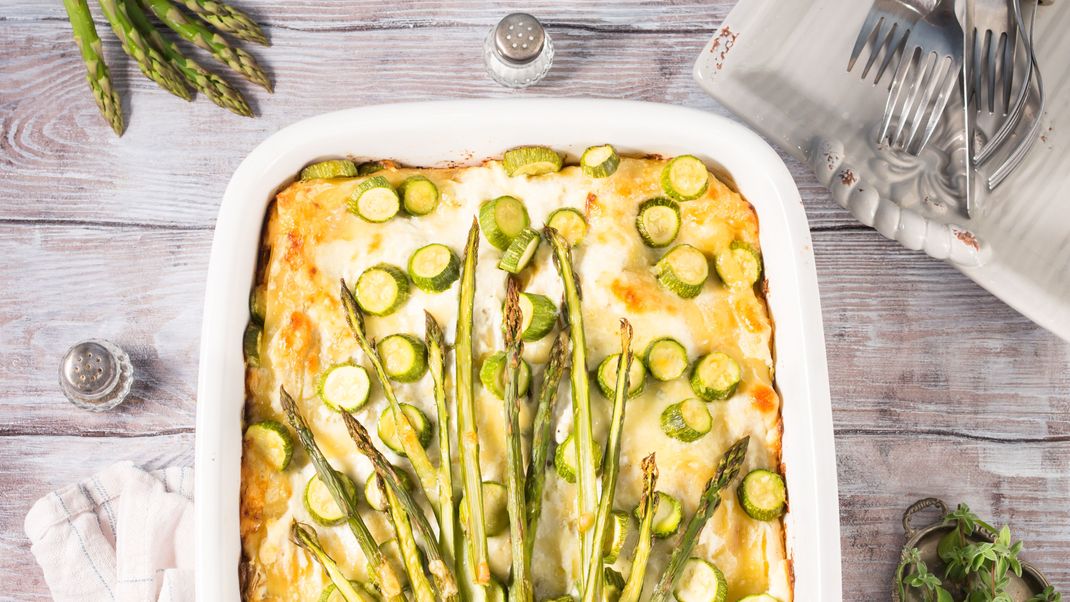 Grüner Spargel eignet sich auch gut zum Überbacken.