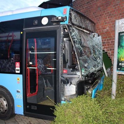 Der Bus ist in Aachen von der Straße abgekommen und gegen eine Bushaltestelle und eine Hauswand gefahren.