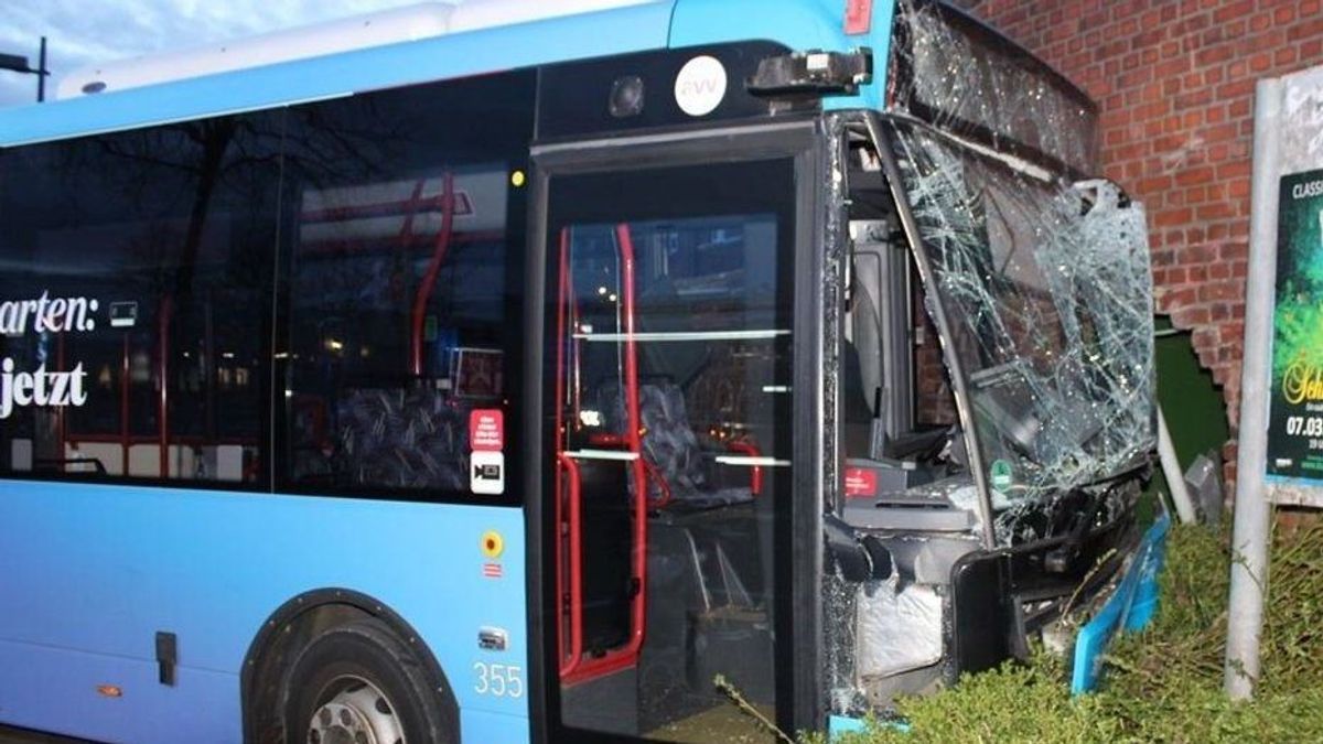 Der Bus ist in Aachen von der Straße abgekommen und gegen eine Bushaltestelle und eine Hauswand gefahren.
