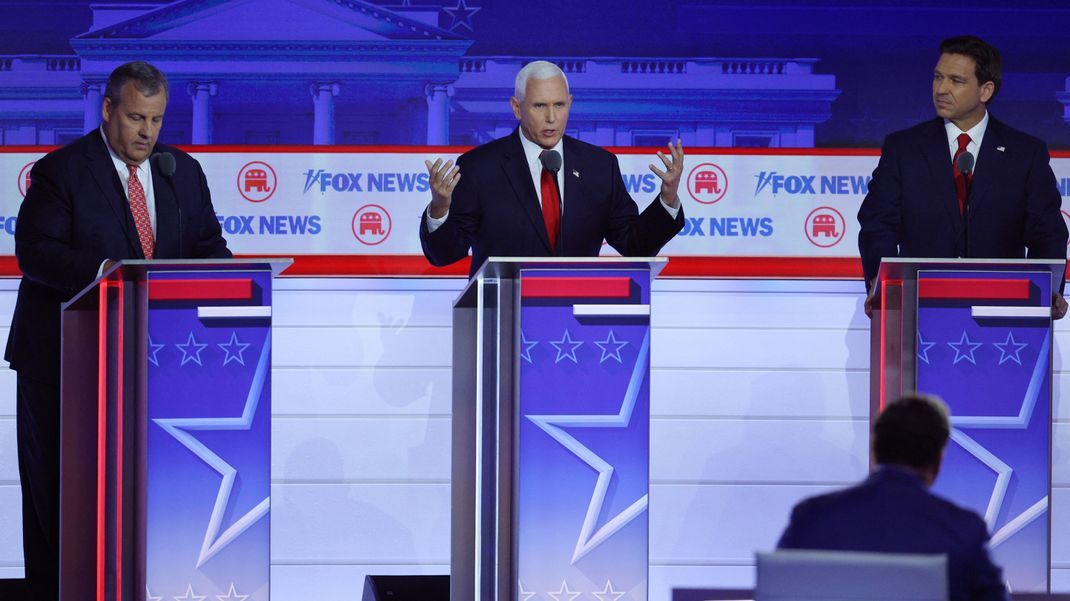 Bei der ersten parteiinternen Fernsehdebatte der Republikaner zur US-Präsidentschaftswahl 2024 fiel die Kritik an Trump sehr dünn aus. Zu sehen (von links): Christie, Pence und DeSantis, zwei von acht Teilnehmer:innen.