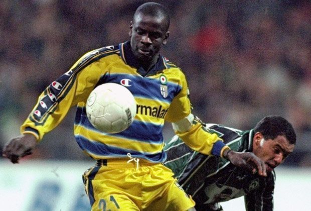 
                <strong>Lilian Thuram</strong><br>
                Lilian Thuram nahm denselben Karriereweg wie Buffon. Nach erfolgreichen Jahren in Parma wechselte der Welt- und Europameister 2001 für über 40 Millionen Euro zu Juve, wo er bis 2006 spielte. Seine Karriere beendete der Franzose wegen eines Herzfehlers ein Jahr später beim FC Barcelona.
              