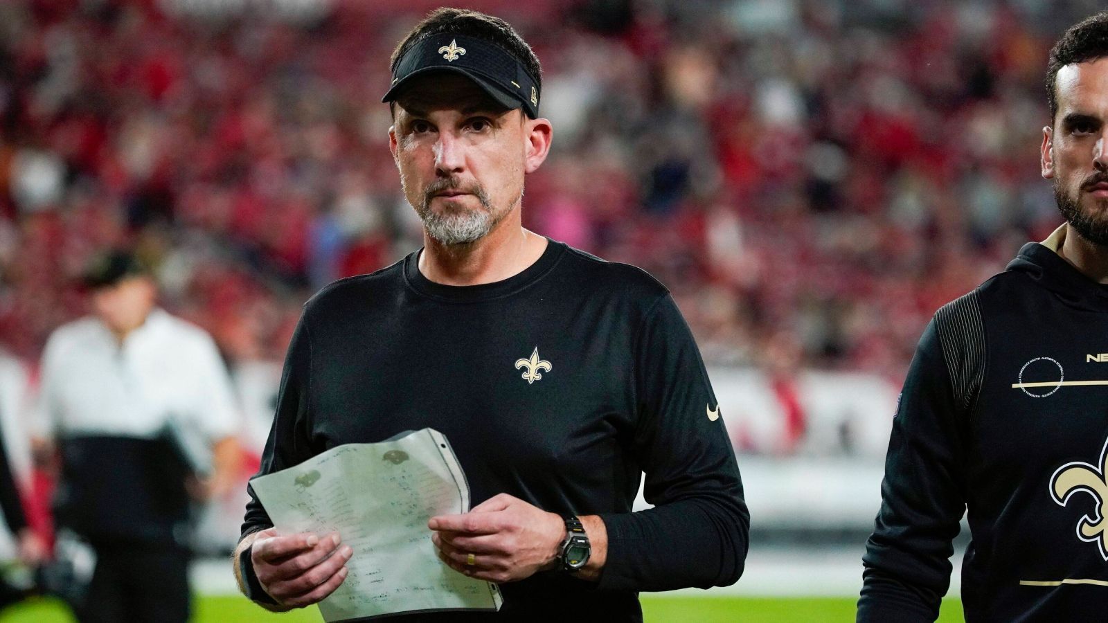 
                <strong>Dennis Allen (New Orleans Saints)</strong><br>
                Die schwächste Bilanz von allen neuen Head Coaches hat Dennis Allen vorzuweisen, der Nachfolger von Sean Payton bei den New Orleans Saints. Der ehemalige Defensive Coordinator war bereits 2012 bis 2014 bei den Oakland Raiders tätig, gewann aber nur acht Spiele bei satten 28 Niederlagen. In den vergangenen Jahren gehörte die Defense der Saints unter Coordinator Allen zu den besten der Liga. Die Entscheidung, ihn zum Head Coach zu machen, lag also nahe.
              