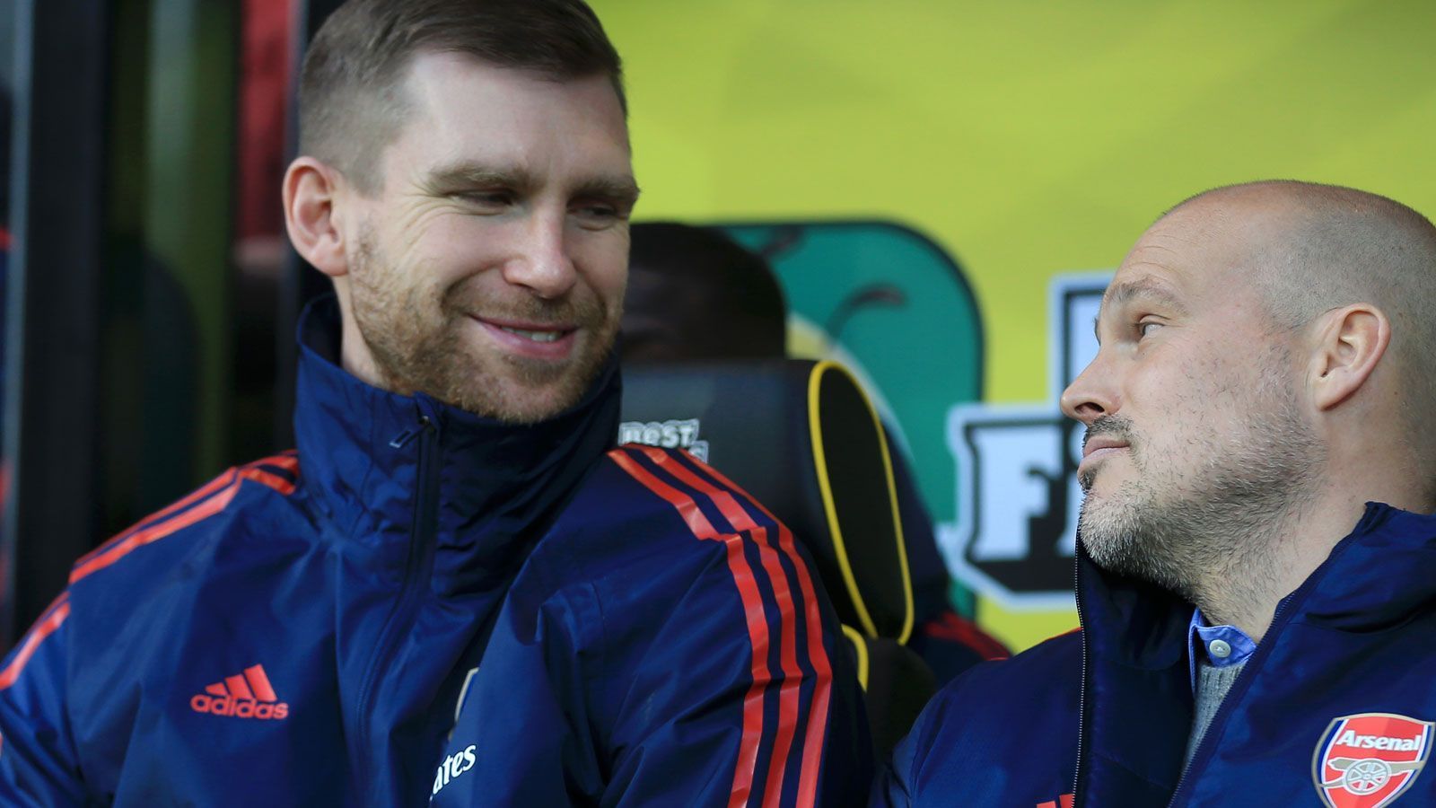 <strong>Per Mertesacker</strong><br>
                Mit seinem legendären Eistonnen-Interview sorgte der damalige Arsenal-Verteidiger (l., mit Freddie Ljungberg) für einen der Momente der WM in Brasilien. Nach der WM trat er aus der Nationalmannschaft zurück, 2018 beendete er seine Karriere bei den Gunners. Anschließend leitete der "Big f***ing German" die Jugendakademie des Londoner Klubs und gehört inzwischen zum festen Expertenteam beim "ZDF".