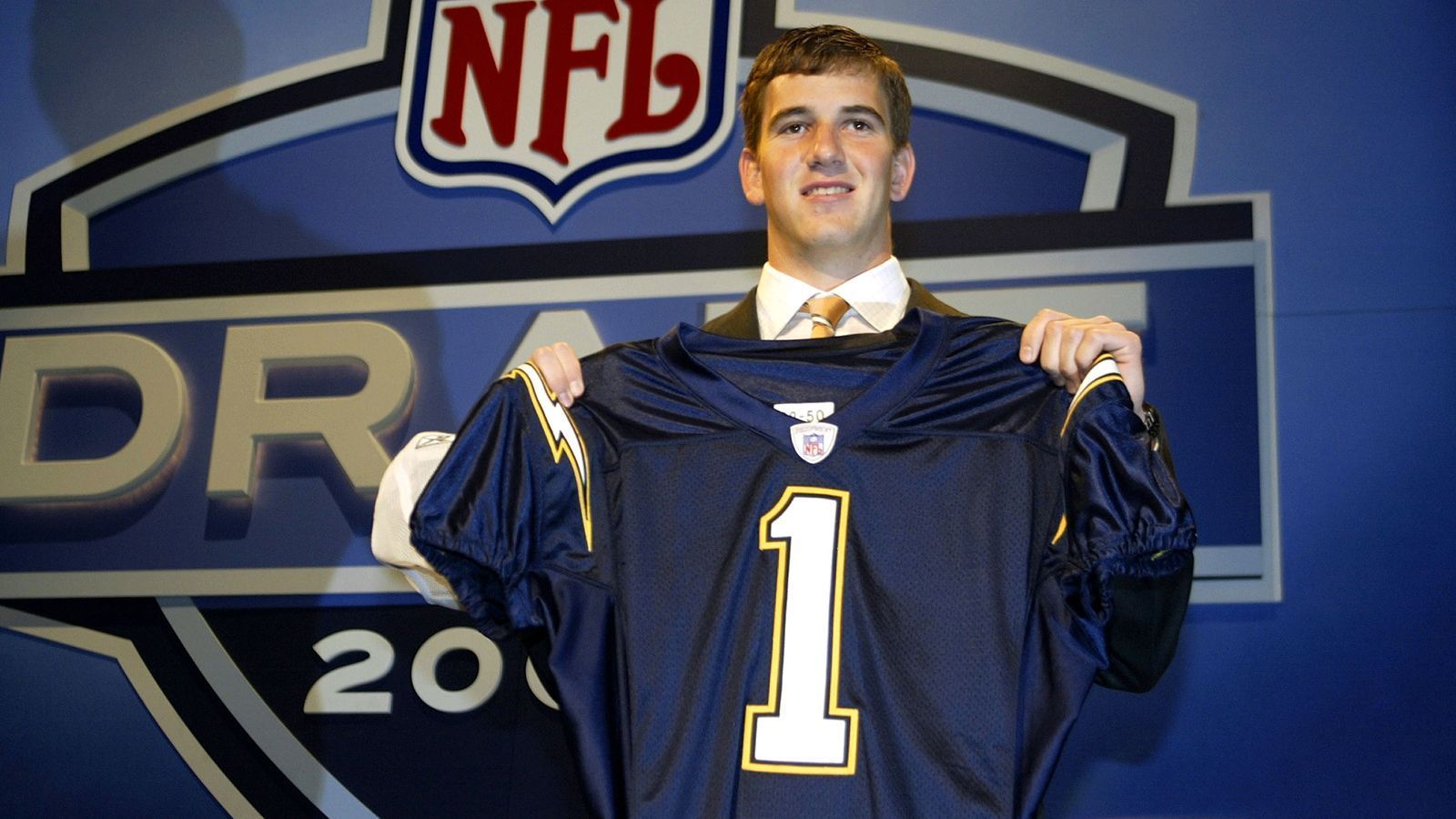 
                <strong>Los Angeles Chargers - Eli Manning</strong><br>
                "Die Chargers wählten Eli Manning im NFL Draft 2004 an der ersten Stelle. Allerdings gaben sie Manning sofort nach dem Draft an die New York Giants ab und erhielten im Gegenzug Quarterback Philip Rivers, den vierten Gesamtpick im selben Draft, sowie zusätzliche Draftpicks. Der Trade wurde von vielen als schlecht bewertet, da Manning als zukünftiger Franchise-Quarterback angesehen wurde und die Chargers eine seltene Gelegenheit hatten, einen talentierten Spieler an erster Stelle des Drafts zu wählen. Der Verlust von Manning wurde als Versäumnis betrachtet, da er später eine erfolgreiche Karriere bei den Giants hatte und sogar zwei Super Bowl-Titel gewann. Auf der anderen Seite entwickelte sich Philip Rivers zu einem soliden Quarterback für die Chargers, aber die Tatsache, dass Manning als potenzieller Superstar-Quarterback angesehen wurde, macht den Trade aus Sicht der Chargers zu einer Enttäuschung." [Manning weigerte sich damals, für die Chargers zu spielen und drohte mit einem Boykott, Anm. d. Red.]
              