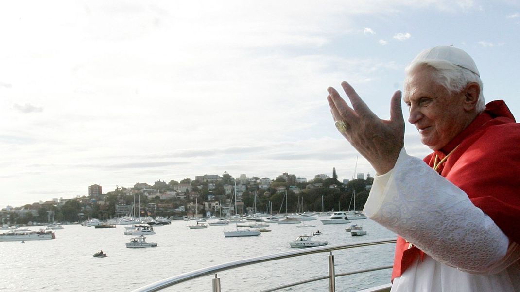 Der damalige Papst Benedikt XVI. begrüßt Pilger an Bord des Schiffes Sydney 2000. Er ist am 31. Dezember im Vatikan gestorben. 