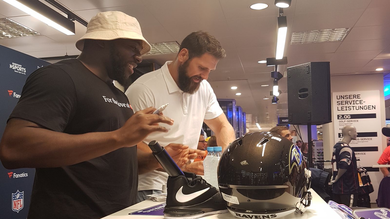 
                <strong>Deutsche NFL-Stars zur Autogramm-Stunde in München</strong><br>
                Die beiden nehmen sich für jeden Fan Zeit, machen zig Fotos und haben trotzdem Spaß dabei. Für Ezeala ist mit der NFL ein Kindheitstraum in Erfüllung gegangen. "Als ich angefangen habe Football zu verfolgen, war ich Ravens-Fan. Dass ich jetzt auch dort spiele ist natürlich Wahnsinn, es fühlt sich unwirklich an", so der 22-Jährige.
              