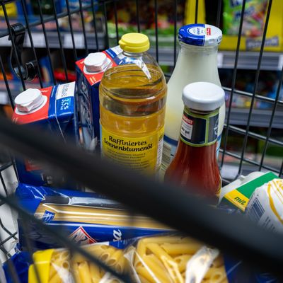 Lebensmittel wie Milch und Pasta müssten dem "True Pricing"-Prinzip zufolge wesentlich teurer im Supermarkt verkauft werden.
