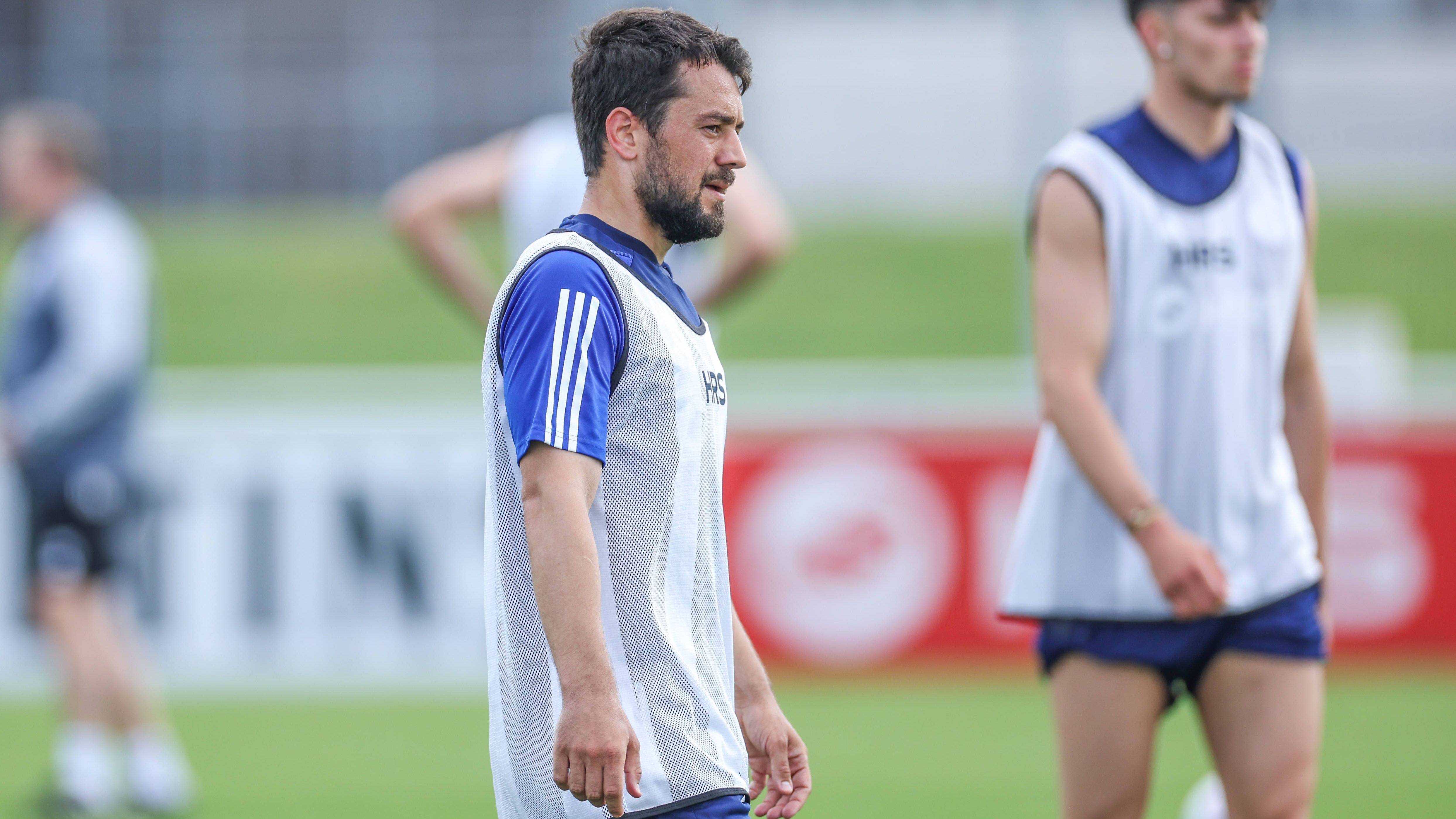 <strong>Amin Younes (FC Schalke 04)</strong><br>Schalke 04 hat Ex-Nationalspieler Amin Younes unter Vertrag genommen. Der 30-Jährige hatte bereits "seit einigen Wochen" am Training der zweiten Mannschaft teilgenommen und wurde nun als "fester Bestandteil" der Profimannschaft verpflichtet. Laut Klubangaben unterschrieb er einen Vertrag bis 2026. Seit Vertragsende in Saudi-Arabien bei Al-Ettifaq im vergangenen Sommer war der Flügelstürmer vereinslos.