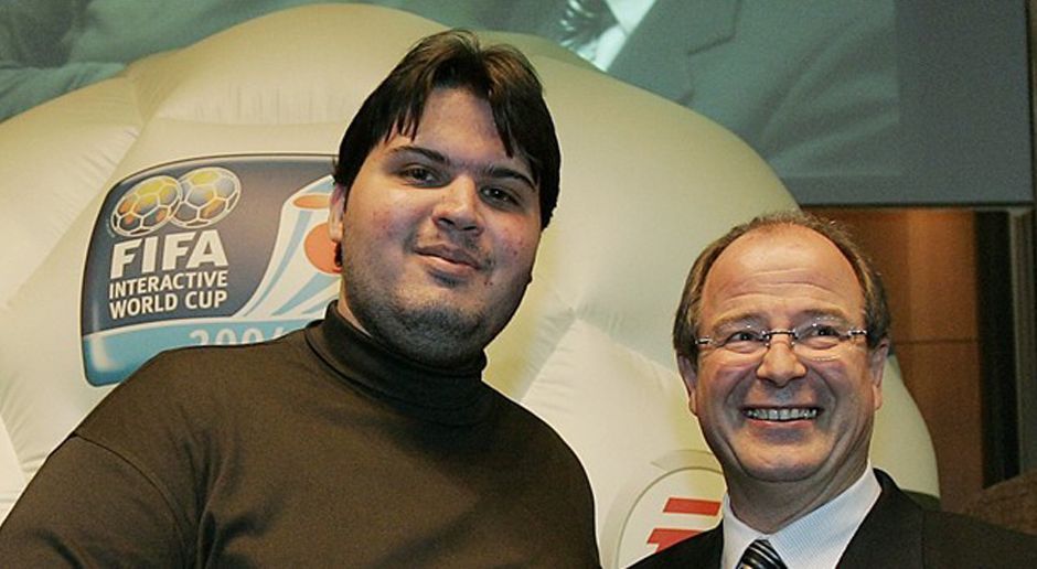 
                <strong>Thiago Carrico de Azevedo (2004)</strong><br>
                2004 trug die FIFA erstmalig auch eine Weltmeisterschaft auf dem virtuellen Rasen aus. Der Sieg ging an Thiago Carrico de Azevedo. Das Finale entschied der Brasilianer gegen den Amerikaner Matija Biljeskovic.
              
