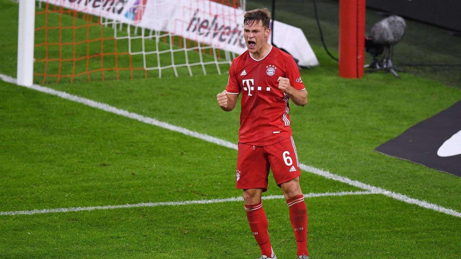 
                <strong>Mittelfeld: Joshua Kimmich (FC Bayern München)</strong><br>
                Der Mittelfeldspieler ist ein wichtiger Bestandteil des Münchener Spiels. Kimmich ist der laufstärkste Spieler der Bayern und ist auf beiden Seiten des Feldes zu finden. Seine Leistung war dabei so beeindruckend, dass er es als einer von drei Bundesliga-Spieler in die FIFA Elf des Jahres schaffte.
              