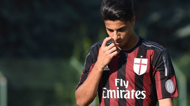 
                <strong>Hachim Mastour</strong><br>
                Mit seinen YouTube-Videos begeisterte er Fans in der ganzen Welt. Und auch der AC Mailand war von den Fähigkeiten des Marokkaners überzeugt, nahm ihn im Alter von 14 Jahren unter Vertrag. Tja, auch bei ihm warten noch alle auf den Durchbruch. Die erste Leihe zum FC Malaga nach Spanien im Sommer 2015 war ein Komplett-Reinfall, seine zweite zum niederländischen Erstligisten PEC Zwolle im vergangenen Sommer ebenfalls. Seine Zukunft? Offen. Aber: Mastour ist gerade erst 19 geworden.
              