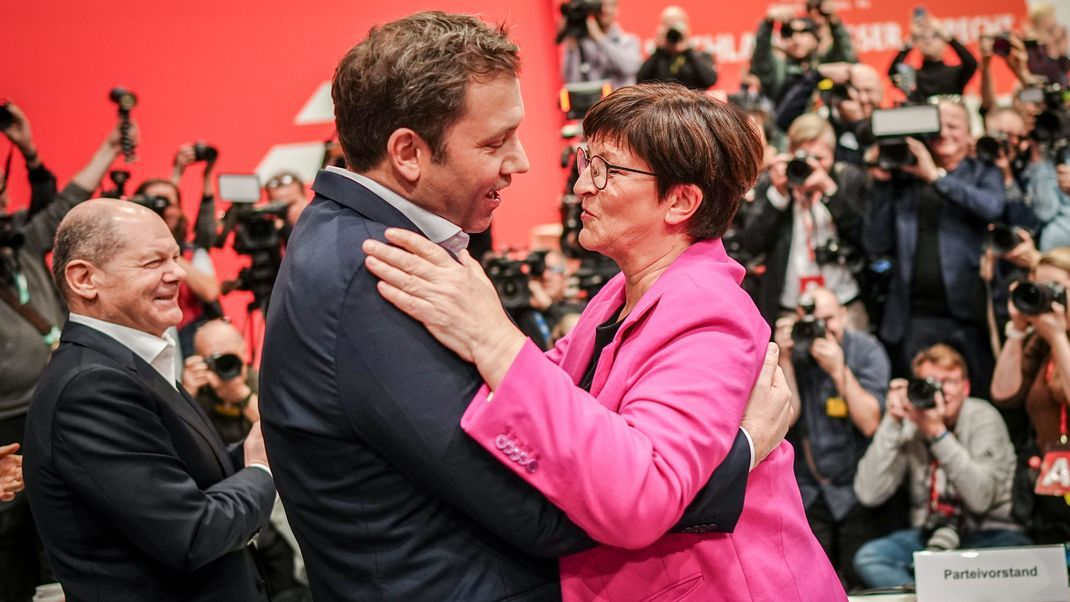 Freude beim SPD-Parteitag: Lars Klingbeil und Saskia Esken wurden als Doppelspitze wiedergewählt.