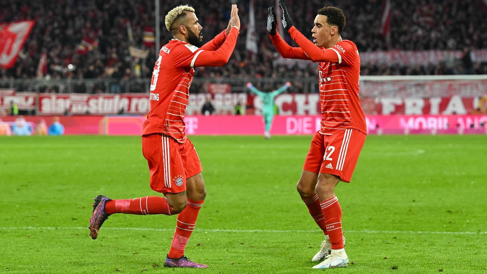 
                <strong>Einzelkritik: Offensivstarke Bayern siegen souverän gegen Union</strong><br>
                Der FC Bayern München gewinnt im Spitzenspiel des 22. Bundesliga-Spieltages souverän mit 3:0 (3:0) gegen Union Berlin und setzt damit ein Ausrufezeichen. Bei den starken Münchnern überzeugen vor allem die Offensivspieler - bei Union nur Keeper Frederik Rönnow. ran zeigt die Einzelkritik zum Spitzenspiel. 
              