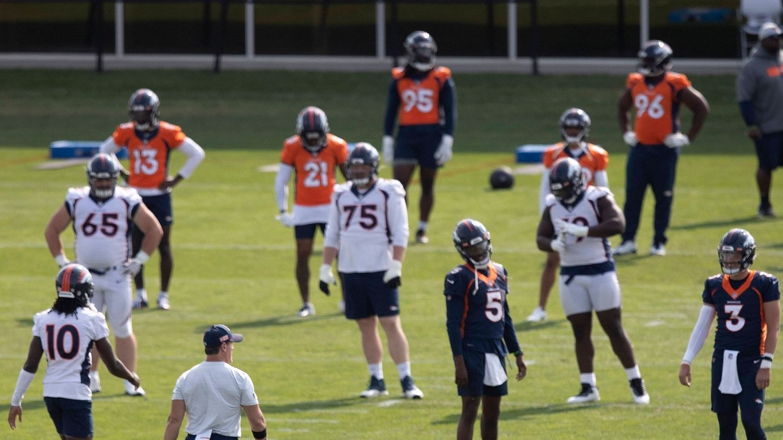 
                <strong>Denver Broncos</strong><br>
                OTA Offseason Workouts: 23. - 24. Mai, 26. Mai, 31. Mai - 1. Juni, 3. Juni, 6. - 7. Juni, 9. - 10. JuniMandatory Minicamp: 13. - 15. JuniRookie Minicamp: 13. - 14. Mai
              