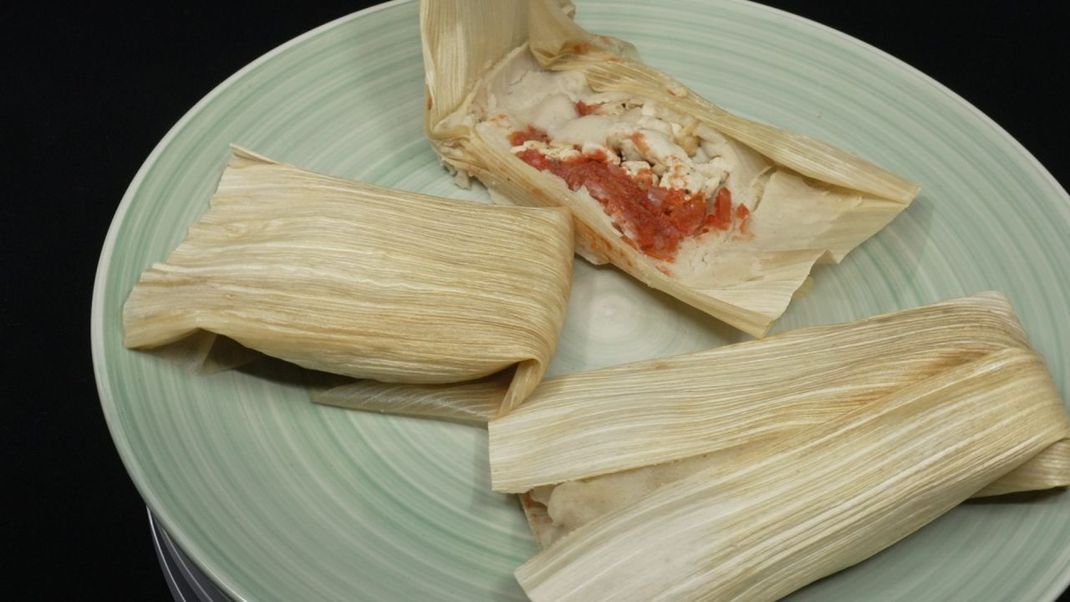 Tamales sind traditionell Teigtaschen, die traditionell in Bananenblättern gedämpft werden. 
