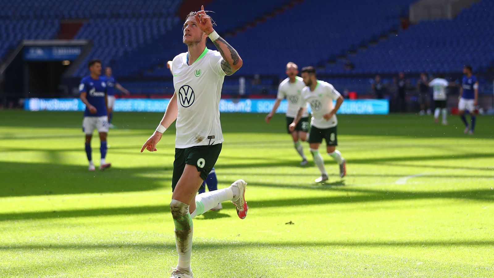 
                <strong>VfL Wolfsburg</strong><br>
                Auch in Wolfsburg geht es in Sachen Transfers wohl ruhig zu, die Mannschaft steht als Vierter exzellent da und hat keine Baustellen zu verzeichnen. Ändern dürfte sich das bloß, falls Topstürmer Wout Weghorst die Wölfe im Winter Richtung Tottenham verlassen sollte. Laut "Sport Bild" gibt es diesbezüglich eine Absprache, ob die Spurs jedoch genug bieten und sich alle drei Parteien am Ende auf diesen riskanten Schritt im Winter einlassen, darf bezweifelt werden.
              