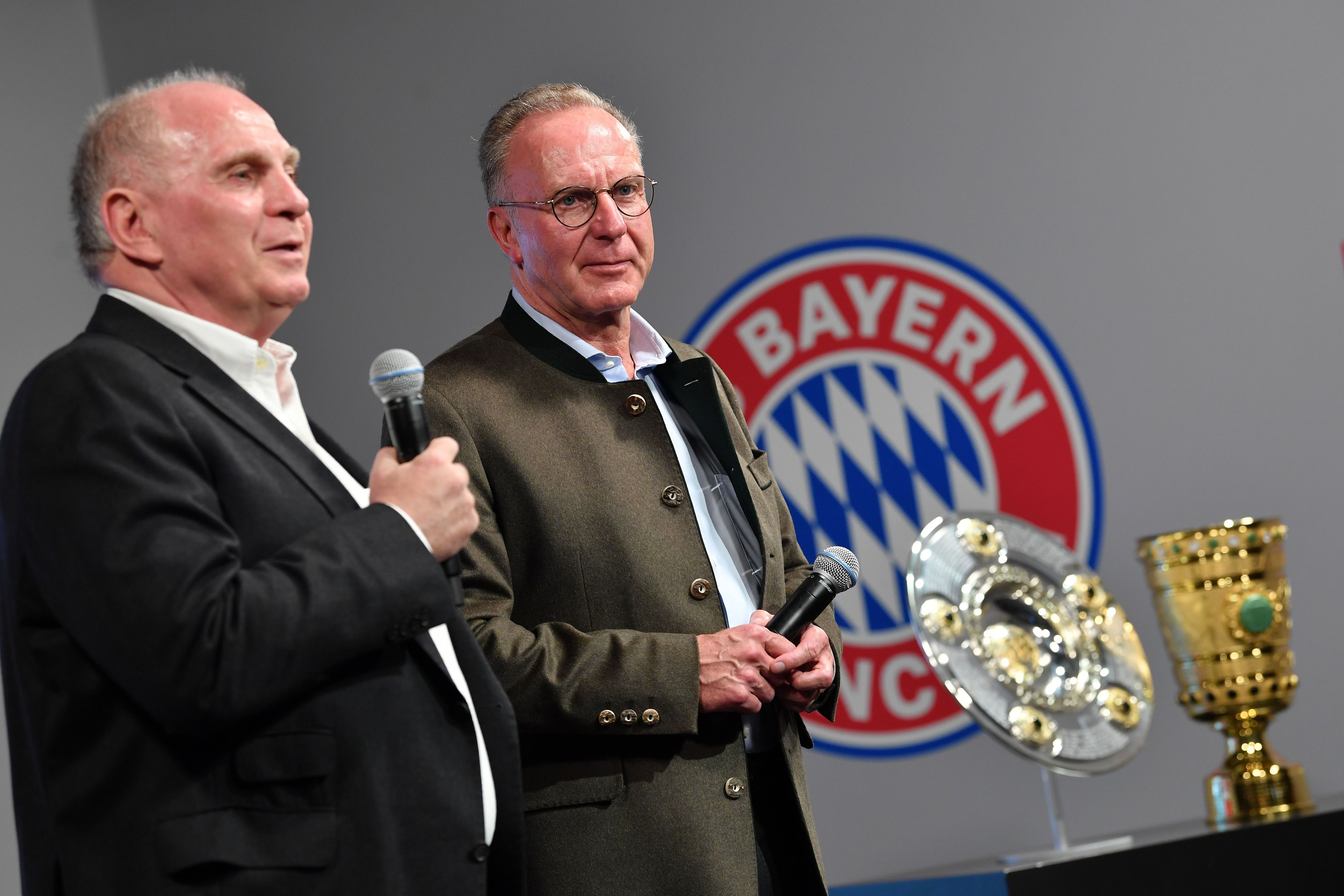 
                <strong>Erfolgsduo mit Karl-Heinz Rummenigge</strong><br>
                Seit 2002 arbeitet Karl-Heinz Rummenigge als Vorsitzender des Aufsichtsrates an der Seite von Hoeneß. Zuvor war der langjährige Bayern-Profi bereits ab 1991 Vize-Präsident bei den Münchnern. Als Duo entwickelten die beiden Vereinsfunktionäre den FC Bayern in den 2000er Jahren wirtschaftlich immer weiter: So wurde die 340 Millionen Euro teure Allianz Arena im Münchner Norden gebaut und die Kosten in Rekordzeit abgezahlt. Auch ein hochmodernes Nachwuchsleistungszentrum wurde gebaut und neue Märkte in den USA und Asien erschlossen. Im aktuellen Geschäftsjahr liegt der Gesamtumsatz bei 750,4 Millionen Euro und entspricht einem Wachstum von 14,1 Prozent gegenüber dem Vorjahr.
              