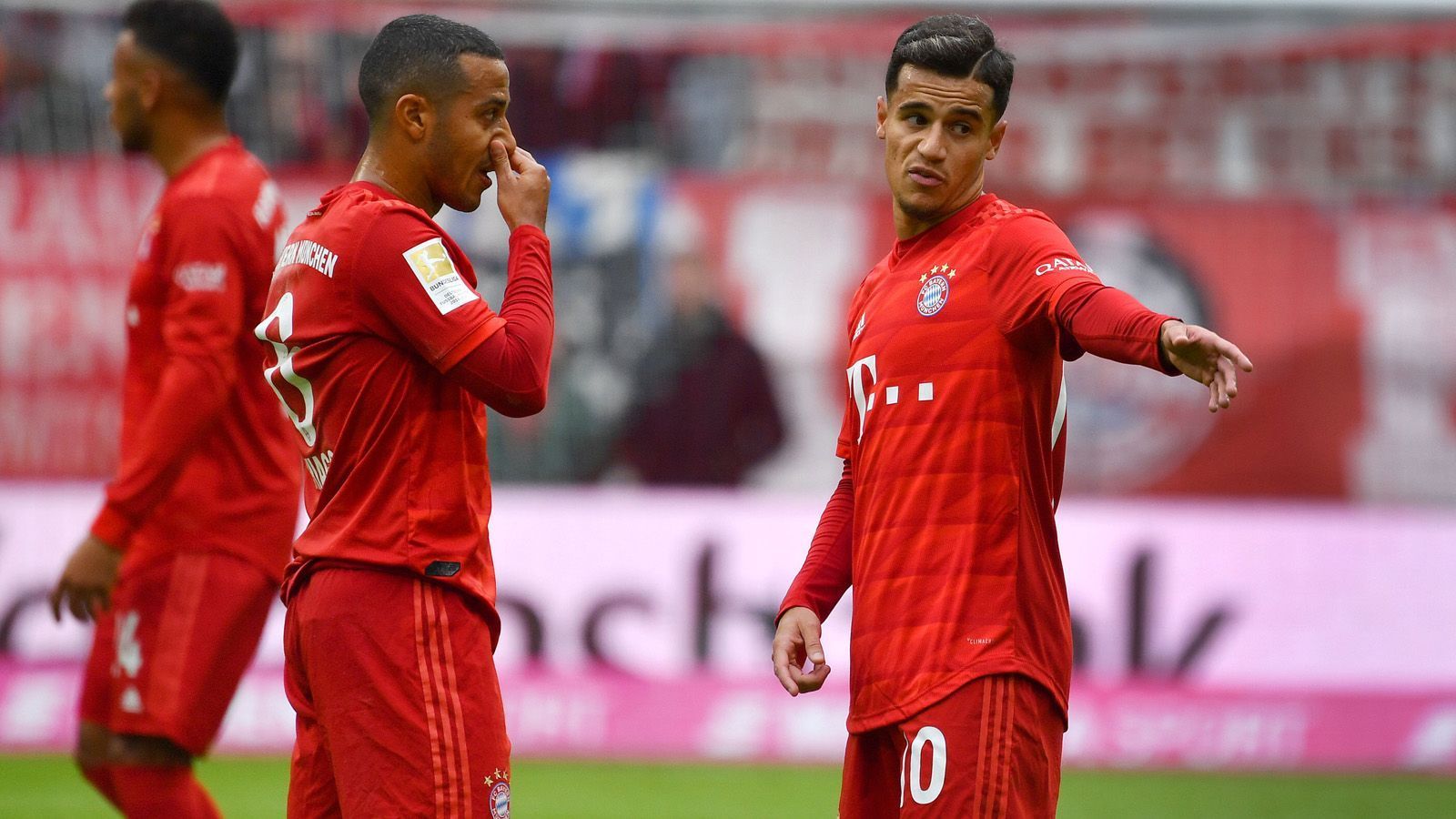 
                <strong>Sorgenkinder in die Spur bringen </strong><br>
                Hoch veranlagte Spieler wie Thiago oder Neuzugang Philippe Coutinho waren in den letzten Wochen ein Schatten ihrer selbst. Beide spielten weit unter ihren Möglichkeiten und wirkten teilweise wie Fremdkörper. Kovac hielt dennoch an beiden Spielern konsequent fest, stellte Coutinho zeitweise Thomas Müller zur Seite. Doch dadurch musste der Brasilianer immer wieder auf die ungeliebte Position auf den Außen ausweichen. Der neue Trainer wird daran arbeiten müssen, dass zwei der individuell stärksten Spieler im Bayern-Kader wieder zu ihrer Form finden.  
              