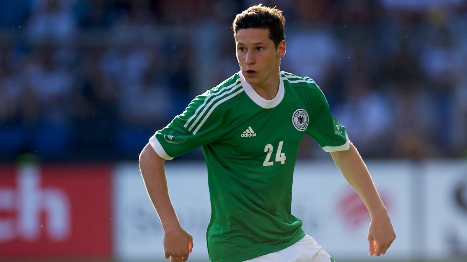 
                <strong>2012 gestrichen: Julian Draxler (FC Schalke 04)</strong><br>
                Er debütiert mit 18 Jahren im vorletzten Testspiel vor der EM 2012. Ähnlich wie Marko Marin vier Jahre zuvor, soll auch Julian Draxler zunächst einmal seine ersten Erfahrungen bei der Nationalmannschaft sammeln. Nach der EM darf er gerne und bis heute wiederkommen. Draxler ist Weltmeister, Confed Cup-Sieger und mit inzwischen 42 Länderspielen trotz seiner erst 24 Jahre ein "alter Hase".
              