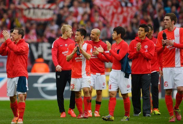 
                <strong>TOP: FSV Mainz 05</strong><br>
                90 Minuten lang bietet Mainz 05 dem souveränen Tabellenführer Bayern München Paroli. Im ersten Durchgang stehen die nimmermüden Rheinhessen sogar mehrmals vor einem Treffer, doch nach zwei späten Gegentoren müssen sie sich mit 0:2 geschlagen geben. Dennoch: Chapeau, FSV!
              