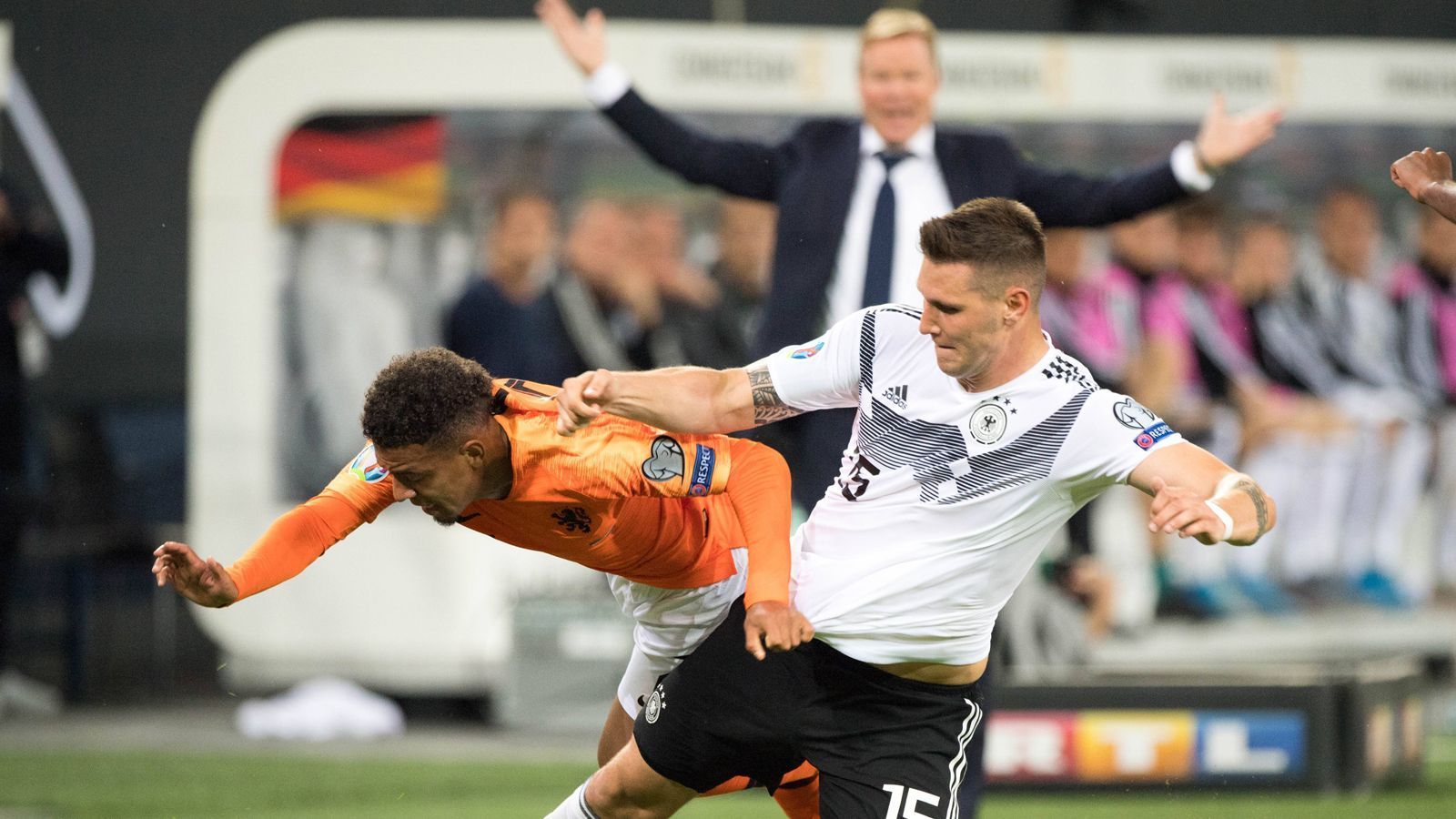 <strong>Deutschland – Niederlande 3:2, 2:4 (EM-Qualifikation 2021)</strong><br>
                In der EM-Qualifikation muss sich Deutschland im September 2019 beugen. "Holland war über 90 Minuten die bessere Mannschaft, wir haben verdient verloren", sagte Bundestrainer Joachim Löw. Das Hinspiel gewinnt Deutschland allerdings knapp und auch in der Endabrechung ist das DFB-Team vor den Nachbarn. Immerhin.
