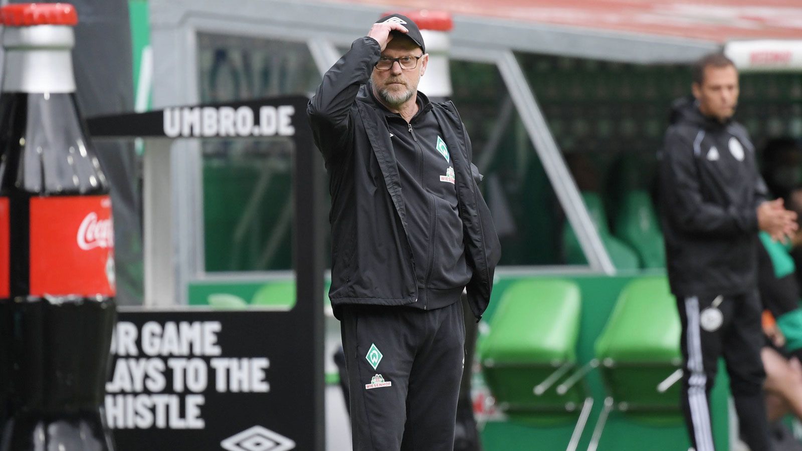 
                <strong>Welcher Trainer übernimmt das Ruder?</strong><br>
                Werder-Legende Thomas Schaaf war sowieso nur für das letzte Spiel der Saison 20/21 und eine mögliche Relegation eingeplant - dass er auch in der kommenden Runde an der Seitenlinie steht, ist nahezu ausgeschlossen. Im Falle eines Klassenerhalts wurden die Grün-Weißen in den vergangenen Wochen mit Kiel-Coach Ole Werner sowie Gerhard Struber (New York Red Bulls) und Stefan Leitl (Greuther Fürth) in Verbindung gebracht. Diese Optionen dürften nun allerdings wegfallen. Fest steht jedoch, dass die Grün-Weißen schnellstmöglich einen neuen Trainer präsentieren wollen. "Ich denke, dass wir Ende Mai, spätestens in den ersten Juni-Tagen, Klarheit haben werden", so Sportdirektor Frank Baumann bei "Sky".
              