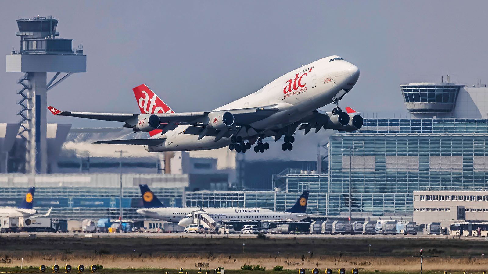 
                <strong>Frankfurt: Flughafen</strong><br>
                Der Rhein-Main-Flughafen ist der größte Airport Deutschlands und wichtiges internationales Drehkreuz. Von Januar bis Juli 2021 flogen hier über 9,3 Millionen Passagiere ab. 
              