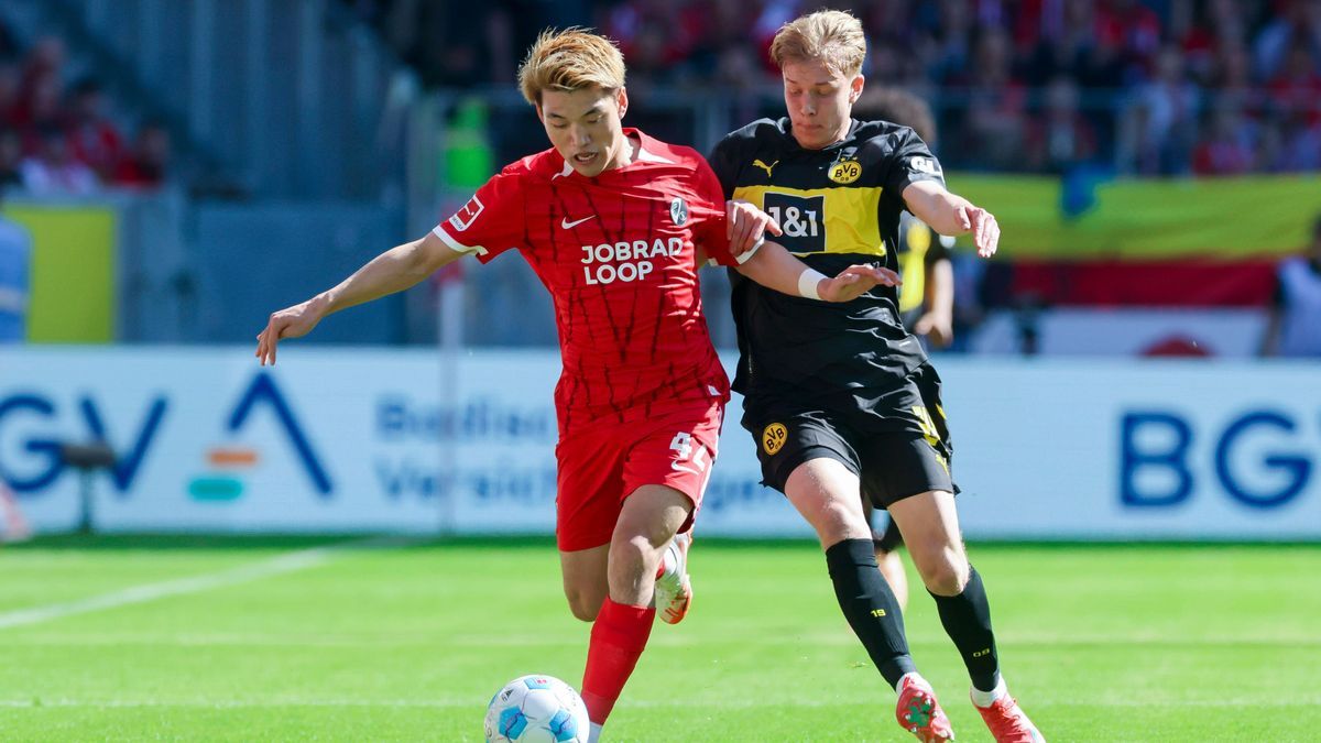 Ritsu Doan (SC Freiburg) und Daniel Svensson (Borussia Dortmund) kaempfen um den Ball, Bundesliga, SC Freiburg v Borussia Dortmund, Europa-Park Stadium am 05. April 2025 in Freiburg, Deutschland. (...