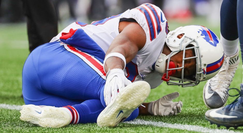 
                <strong>Travaris Cadet (Buffalo Bills)</strong><br>
                Der Runningback der Bills wurde im zweiten Viertel gegen die New England Patriots schwer von Gegenspieler Trey Flowers getackelt und musste daraufhin das Spiel abbrechen. Später kam heraus, dass er sich den Knöchel ausgerenkt hat und am Mittwoch operiert werden muss. Die Saison ist für ihn damit beendet.
              