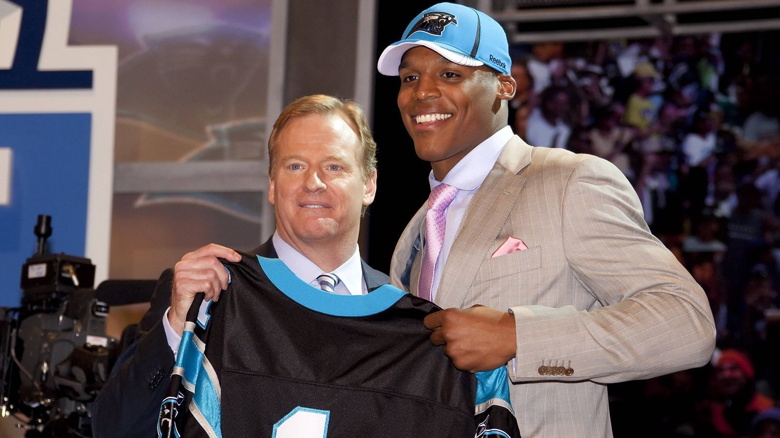 
                <strong>NFL Draft 2011: Cameron Newton</strong><br>
                Cam Newton übernimmt 2011 die Quarterback-Position der Carolina Panthers. 2015 wird er zum MVP gewählt und schafft es bis in den Super Bowl. Vor seiner NFL-Karriere besucht er das College in Auburn.
              