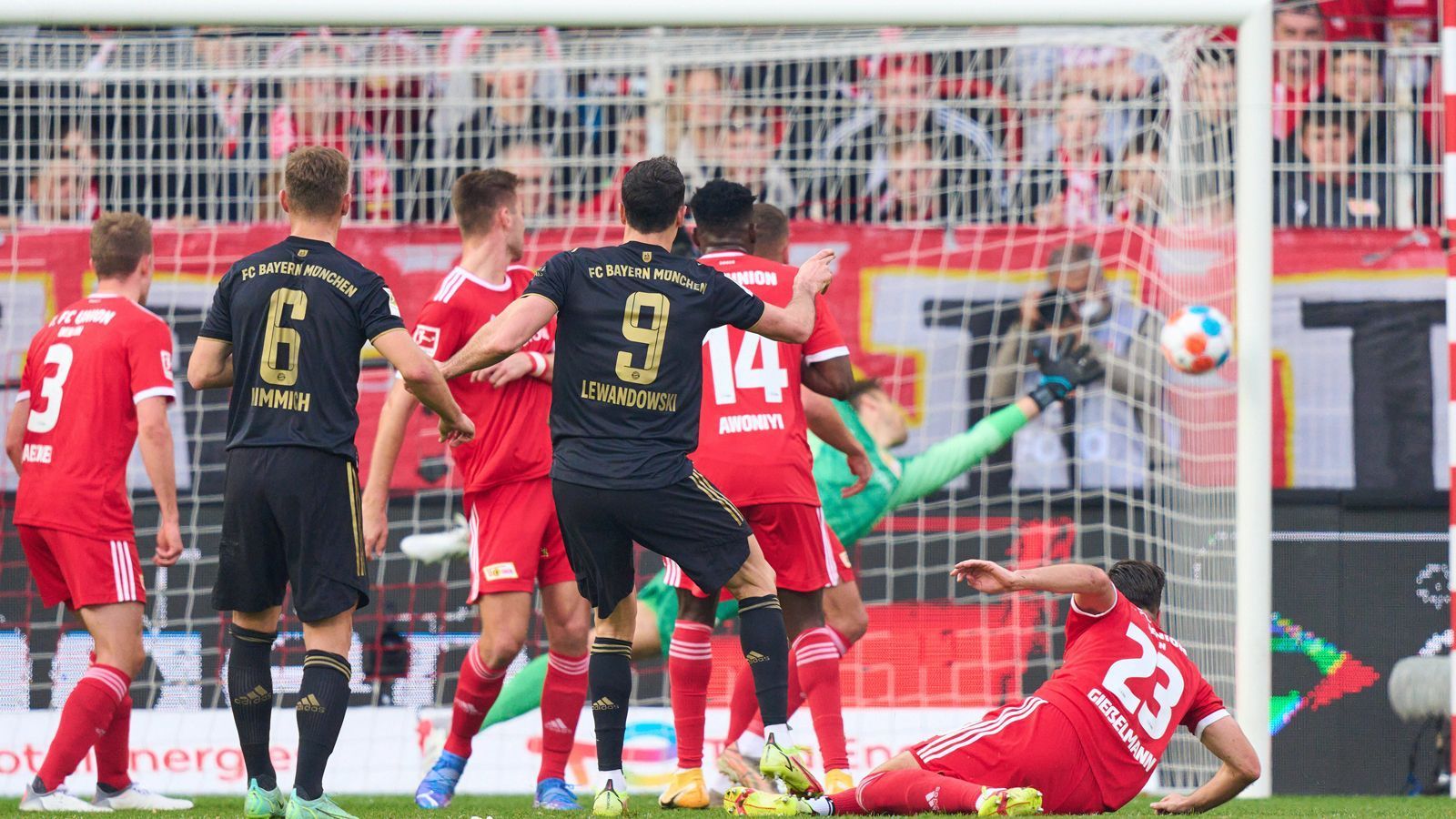 
                <strong>Freistöße: Eine eindeutige Angelegenheit für "Lewy"</strong><br>
                Neben dem Kopfballspiel sind Freistöße eine Sache, durch die sich in der Bundesliga bislang eher Lewandowski als Haaland auszeichnen konnte. Während der Pole immerhin schon vier Freistöße in seiner Bundesliga-Karriere direkt verwandelte (den bislang letzten beim Auswärtssieg bei Union Berlin), steht bei Haaland nach 50 Einsätzen noch die Null bei Freistoßtoren.
              