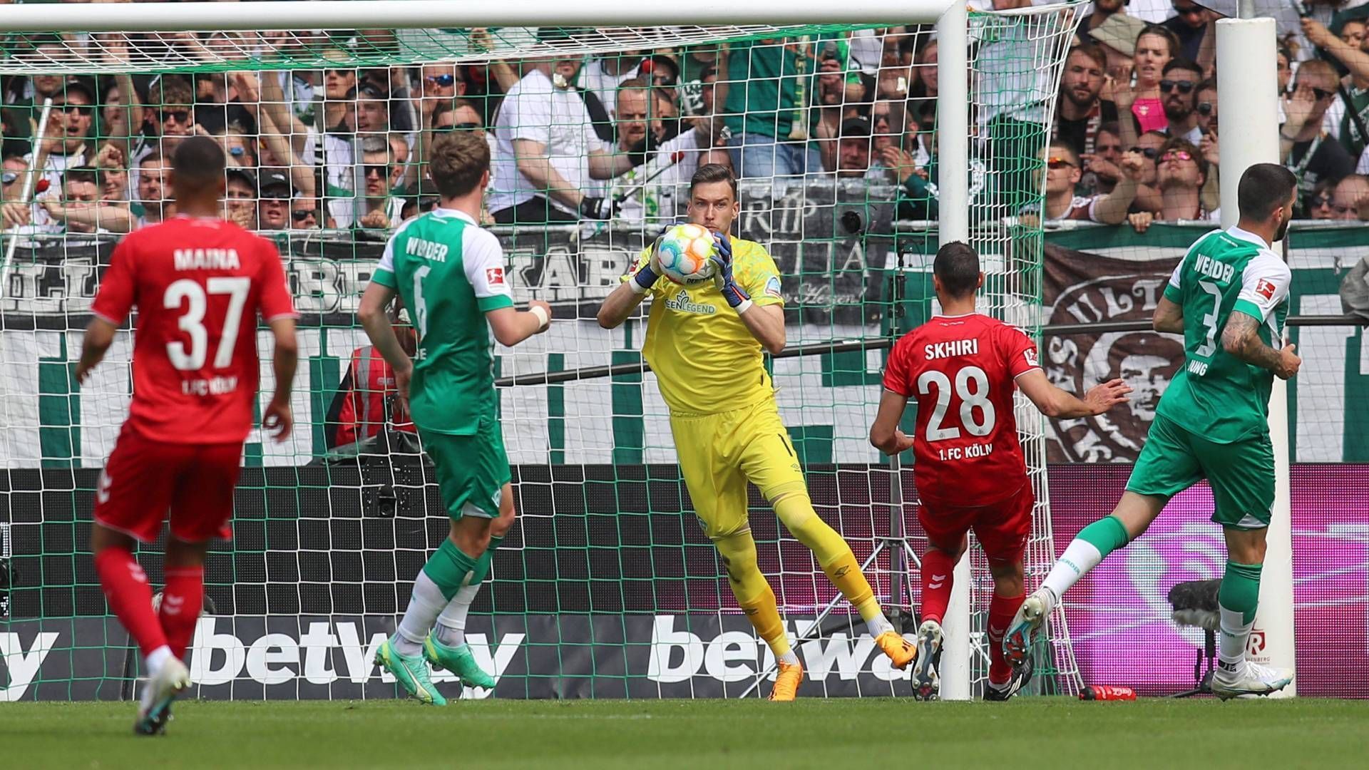 
                <strong>Bremen kassiert Rückstand gegen Köln</strong><br>
                16:06 Uhr: Eigentlich kann Bremen nichts mehr passieren. Oder??? Denn die Werderaner liegen jetzt hinten. Damit springt Hoffenheim in der Tabelle vorbei, Bremen wäre dank der Ergebnisse auf den anderen Plätzen aber quasi gerettet.
              