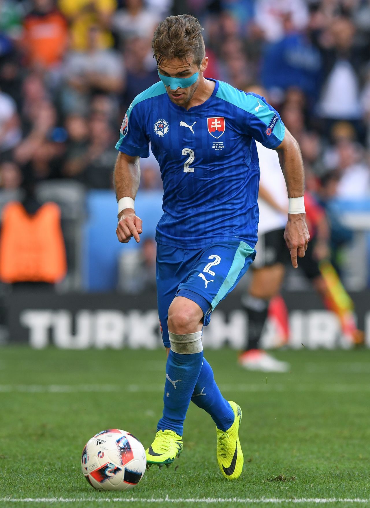 Bei der EM 2016 spielte  Peter Pekarik (Slowakei) mit einem Kinesio-Tape im Gesicht. Die Fans diskutierten wild über die vermeintliche "Kriegsbemalung". Grund war aber ein Nasenbeinbruch, den er sich bei einem Spiel zugezogen hatte. 