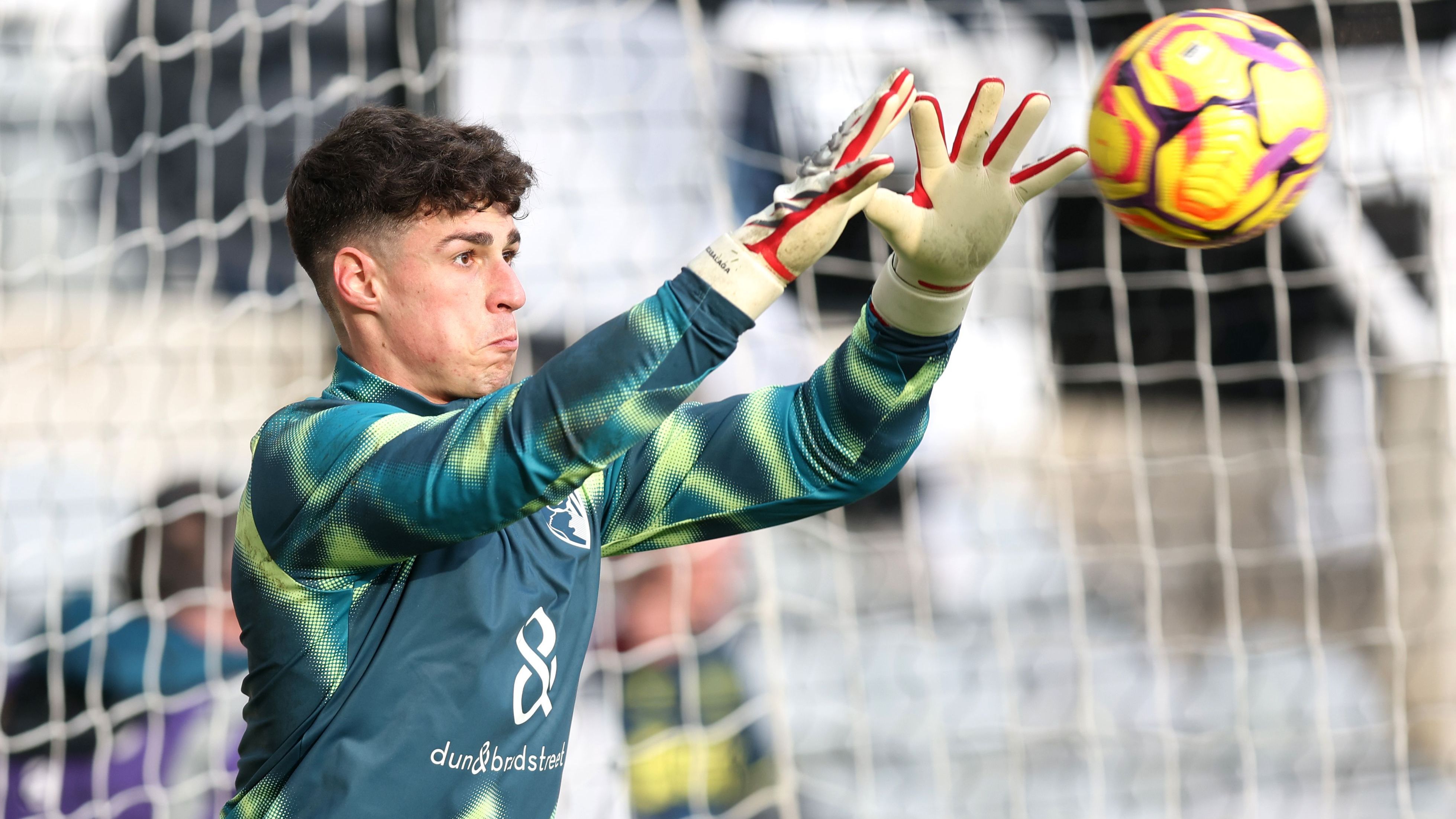 <strong>Kepa Arrizabalaga (FC Chelsea)</strong><br>... innerhalb Englands an den AFC Bournemouth verliehen, nachdem der immer noch teuerste Torhüter der Welt bei Chelsea seinen Stammplatz verloren hatte&nbsp; und anschließend komplett aussortiert wurde. Die "Blues" zahlten 2018 die Torhüter-Rekordablöse von 80 Millionen Euro für den Basken an Athletic Bilbao. Bei Chelsea hat er noch einen Vertrag bis zum Sommer 2026.