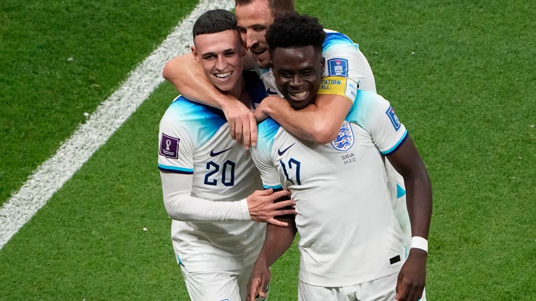 Bukayo Saka (r.) Phil Foden (l,) und Harry Kane haben Grund zum Jubeln.