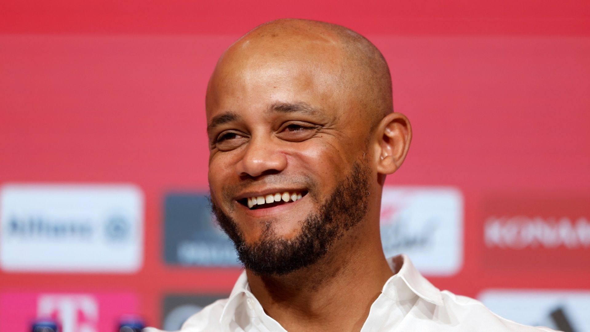 <strong>Ein neues System?</strong><br>Laut der "Sport Bild" gibt es von Vincent Kompany und den Bayern-Verantwortlichen Pläne, das seit Jahren in Stein gemeißelte 4-2-3-1-System über den Haufen zu werfen. Eine Formation mit zwei offensiven Mittelfeldspielern in den Halbräumen soll eine mögliche Neuerung sein. Eine Position wäre für Jamal Musiala reserviert, die andere für einen potenziellen Neuzugang wie Dani Olmo oder Xavi Simons.