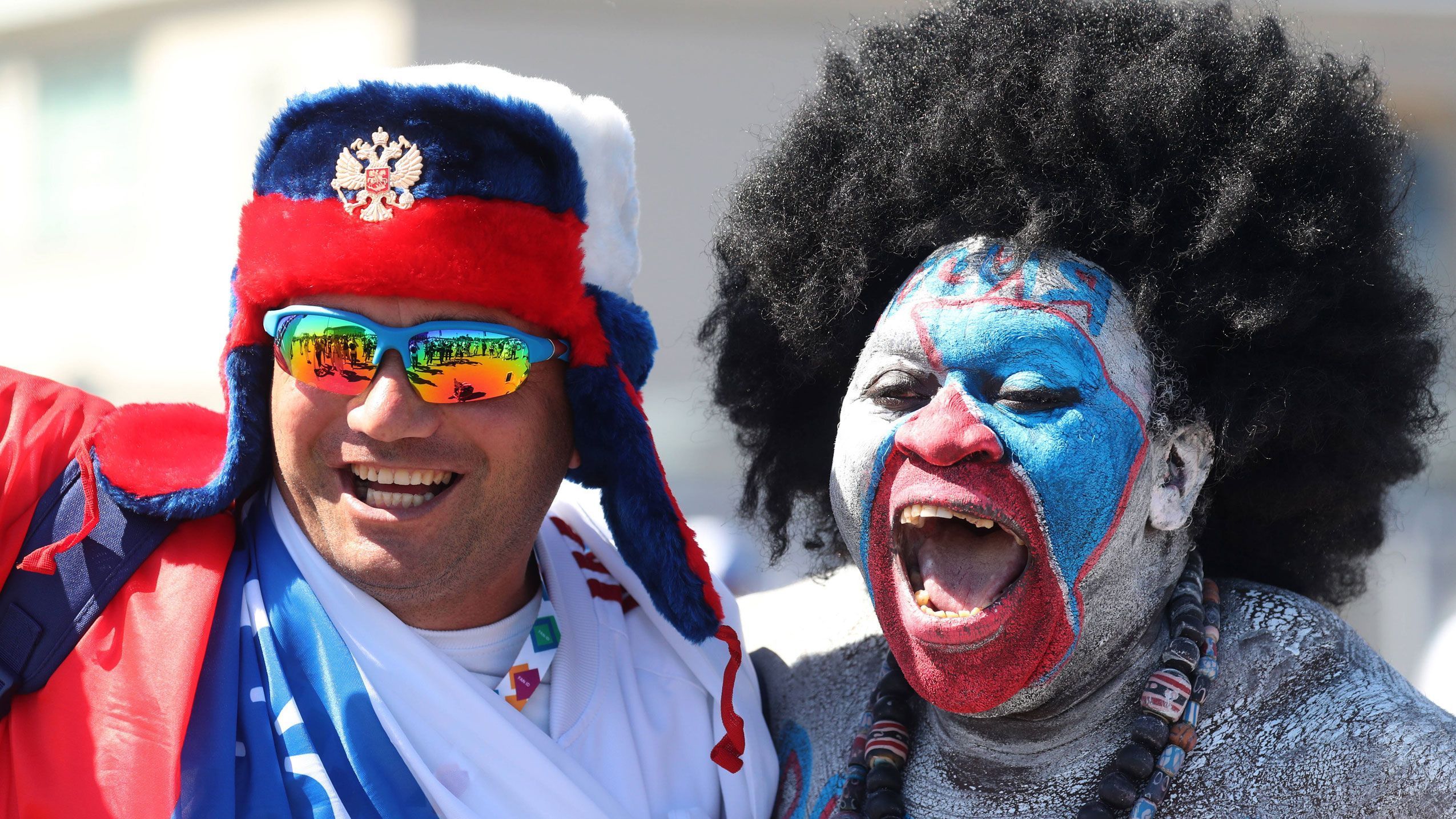 
                <strong>Russische Fans</strong><br>
                Die Stimmung in St. Petersburg ist großartig. Die Fans der beiden Nachbarländer machen viel Betrieb und glänzen mit ausgefallen Verkleidungen. 
              