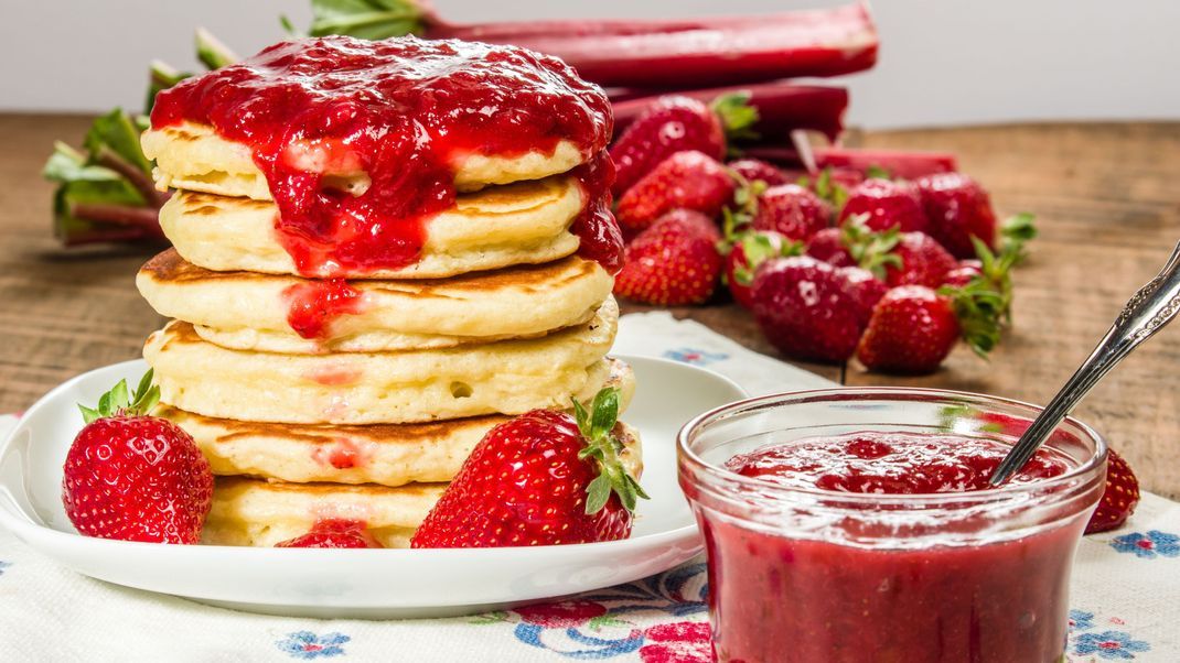 Ob auf knusprigen Brötchen oder fluffigen Pancakes: diese Erdbeermarmelade mit Rhabarber ist ein Gedicht.