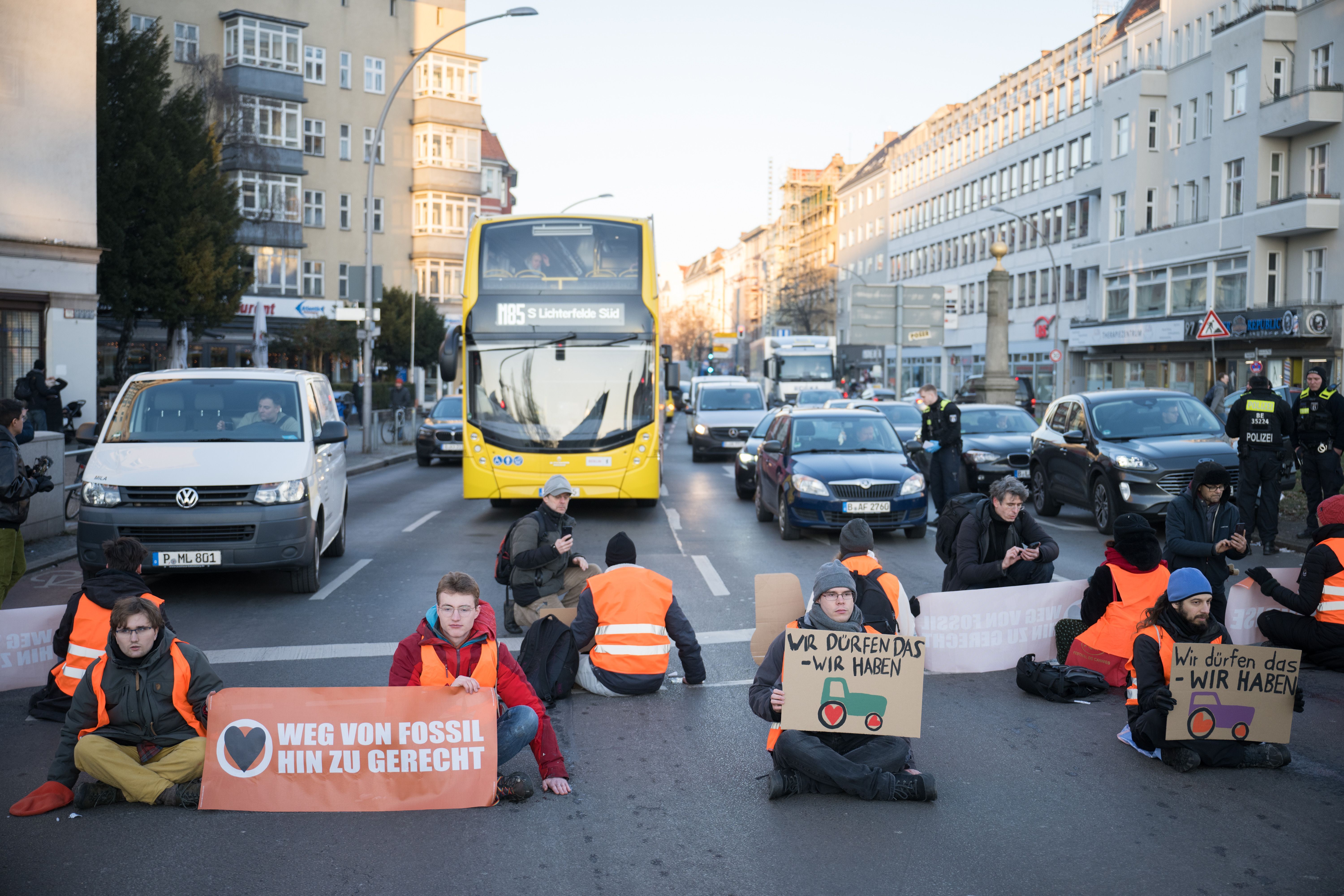 Berlin: Letzte Generation Blockiert Straßen Und Beruft Sich Auf Bauern