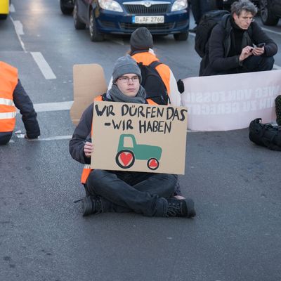 Klimaaktivisten blockieren Verkehr in Berlin