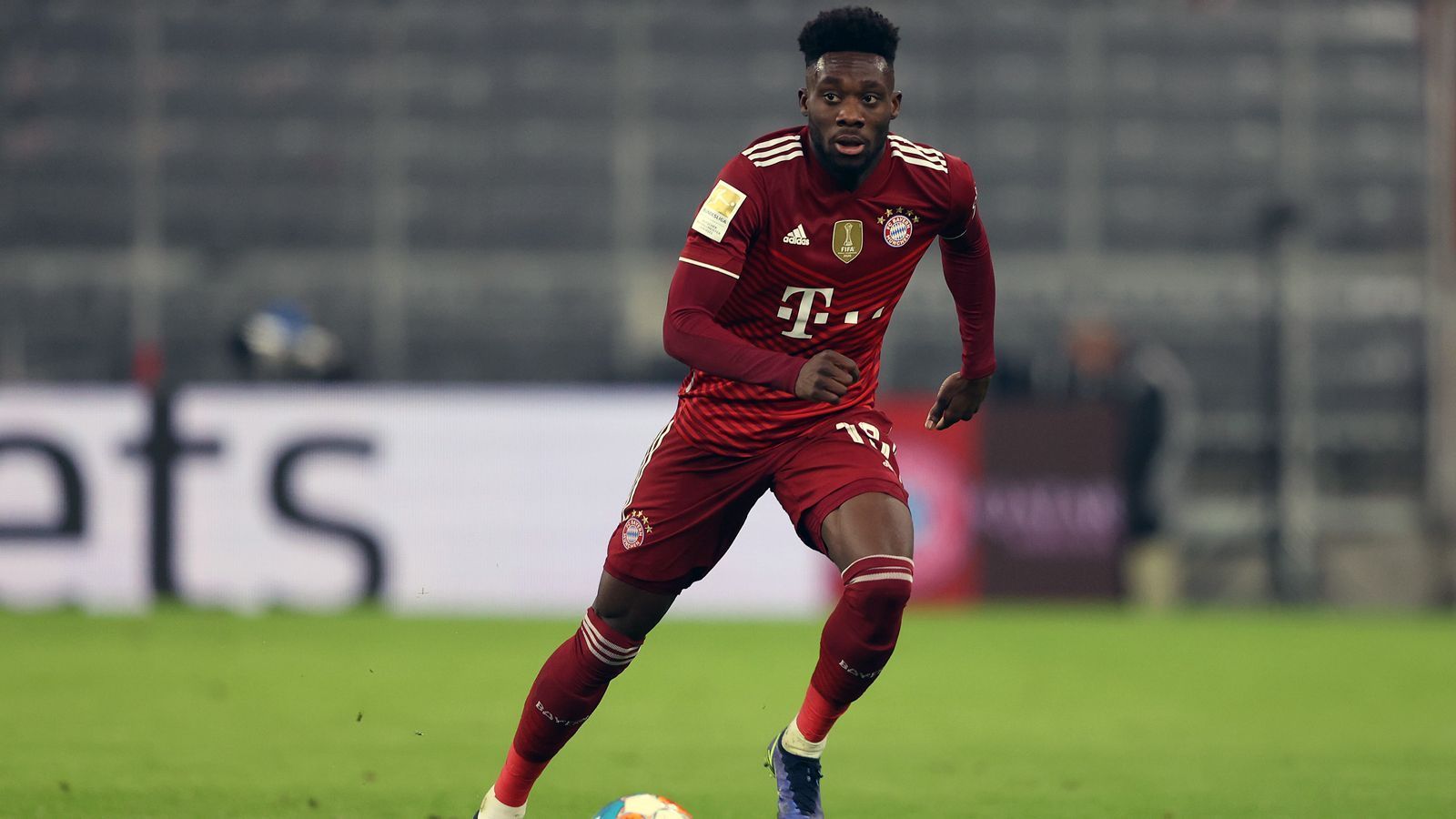 
                <strong>Platz 7: Alphonso Davies (FC Bayern München)</strong><br>
                Geschätzter Transferwert: 122,3 Millionen Euro - Alter: 21 Jahre - Position: Linksverteidiger - Vertrag bis: 2025
              