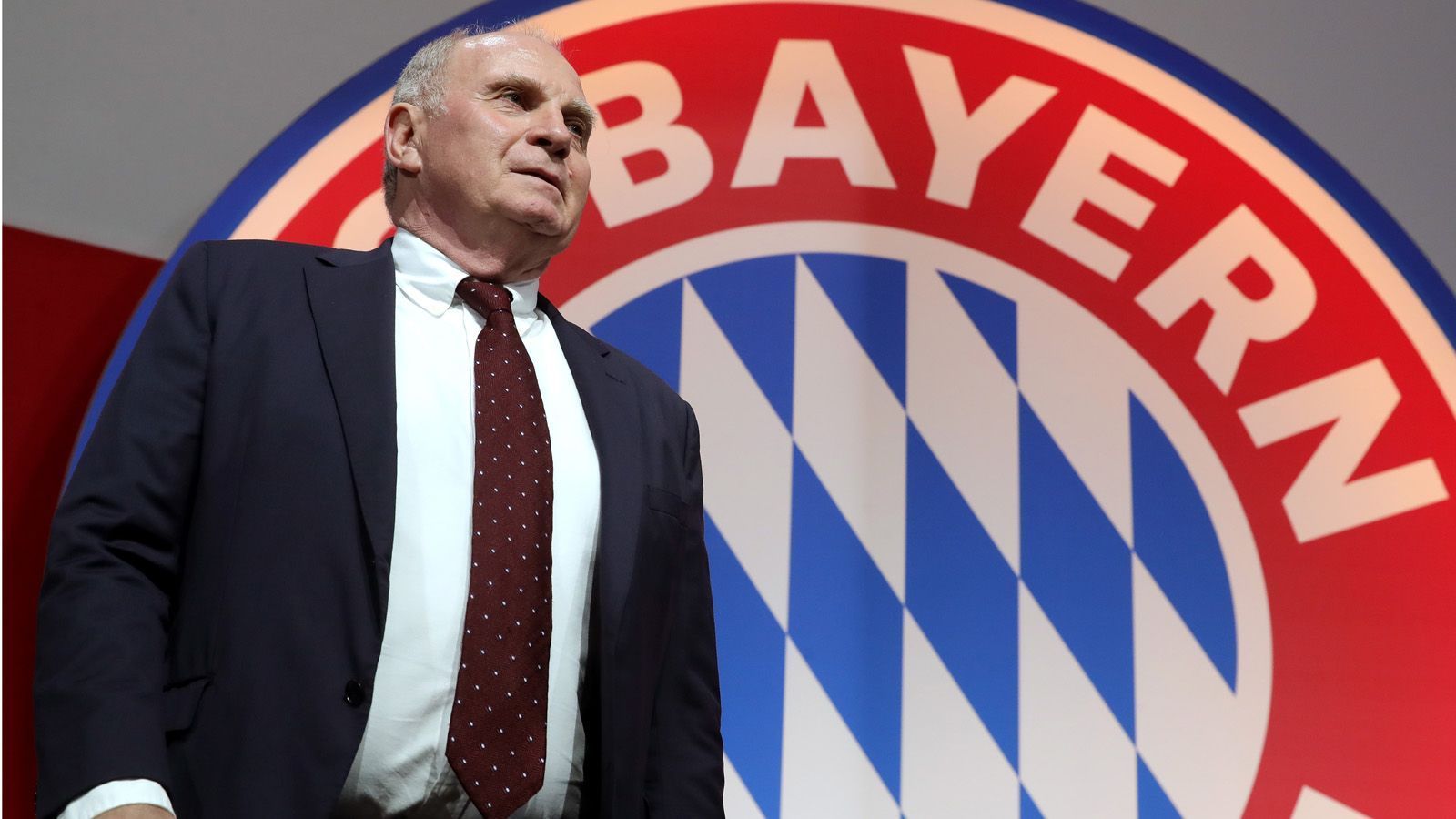 
                <strong>Uli Hoeneß: Der Bayern-Macher tritt ab!</strong><br>
                Uli Hoeneß tritt am Freitag auf der Jahreshauptversammlung von der Spitze des FC Bayern München ab. Knapp 50 Jahre prägte der 67-Jährige die Münchner, aber auch den Fußball in Deutschland wie kein anderer. Als Spieler und Funktionär gewann Hoeneß mit dem FC Bayern unzählige Titel und formte ihn zum besten Verein Deutschlands und einem "Big Player" im Weltfußball. Nun übergibt er das Zepter als Präsident und Aufsichtsratvorsitzender an Ex-Adidas-Chef Herbert Hainer, dem Aufsichtsrat will er aber als einfaches Mitglied erhalten bleiben. ran.de blickt auf die Karriere des "Mr. FC Bayern" zurück.
              