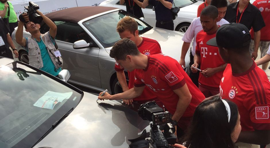 
                <strong>Der FC Bayern auf China-Tour</strong><br>
                Kurz noch auf dem Auto verewigen, ehe es hinter das Steuer geht.
              