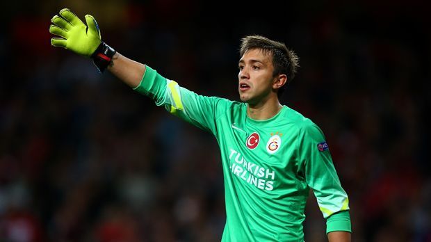 
                <strong>Fernando Muslera (Galatasaray Istanbul)</strong><br>
                Fernando Muslera (Galatasaray Istanbul): Der 29-Jährige wurde in der vergangenen Saison zum besten Spieler der Super Lig gewählt und soll laut türkischen Medien einer der Top-Kandidaten für den FC Liverpool sein. Angeblich sind die "Reds" bereit, 20 Millionen Euro für Muslera zu bezahlen. (Quelle: Kralspor)
              